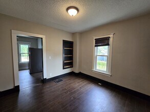 220 Center St in Waterloo, IA - Building Photo - Building Photo