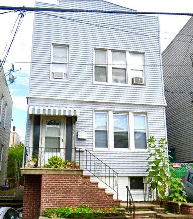 664 Liberty Ave in Jersey City, NJ - Building Photo