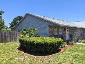 1350 Riverside Cir in Wellington, FL - Building Photo - Building Photo