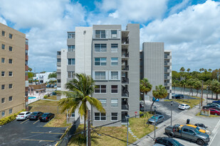 Three Seasons in North Miami Beach, FL - Foto de edificio - Building Photo