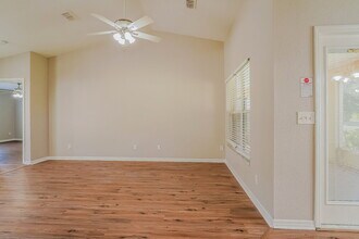 35221 W Griffin Dr in Fruitland Park, FL - Building Photo - Building Photo