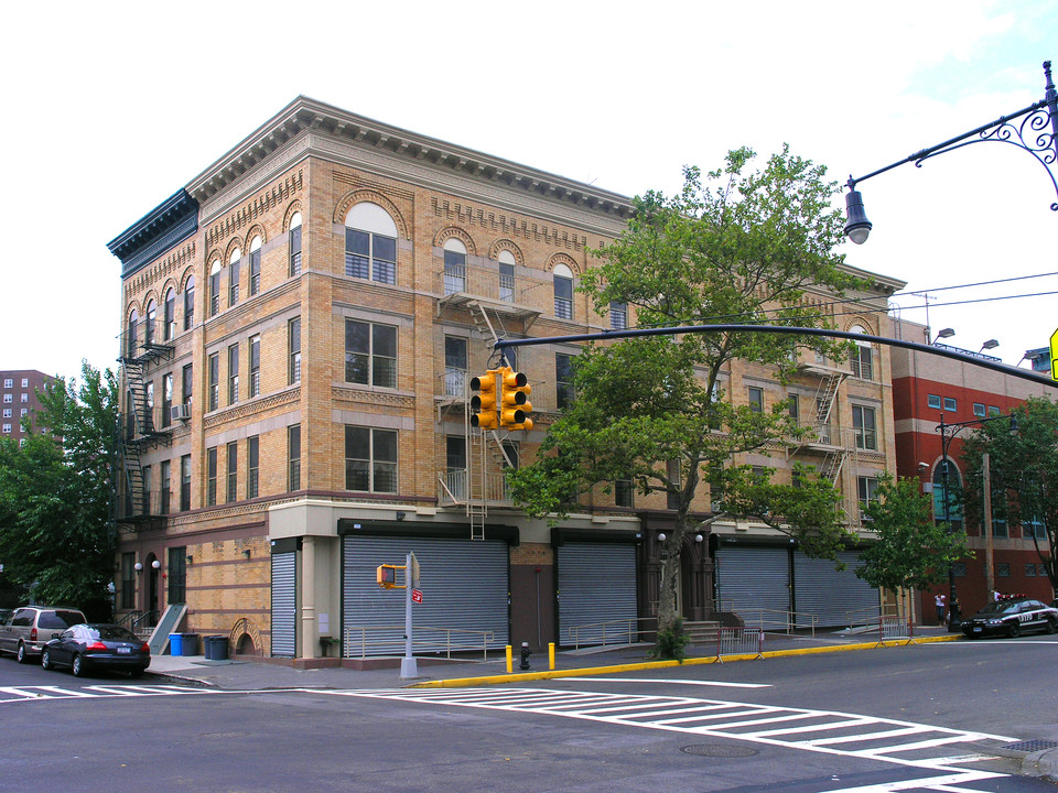 397 E 155th St in Bronx, NY - Foto de edificio