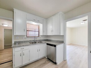 133 S Yaupon St in Lake Jackson, TX - Building Photo - Building Photo