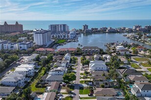 530 92nd Ave N in Naples, FL - Building Photo
