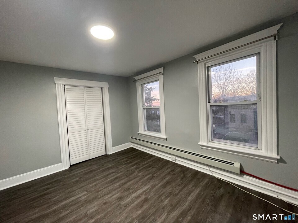 158 Chapel St in Milford, CT - Building Photo