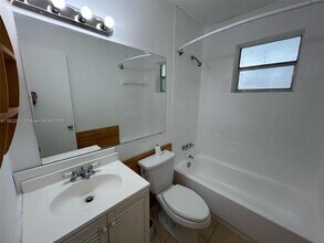 1330 NE 127th St in North Miami, FL - Foto de edificio - Building Photo