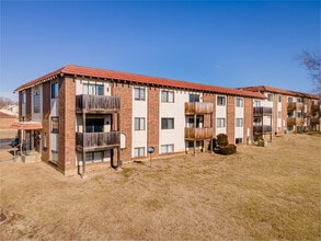 Crown Point Apartments in Topeka, KS - Building Photo - Building Photo