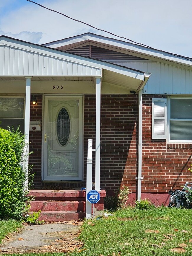 property at 906 Roosevelt Blvd