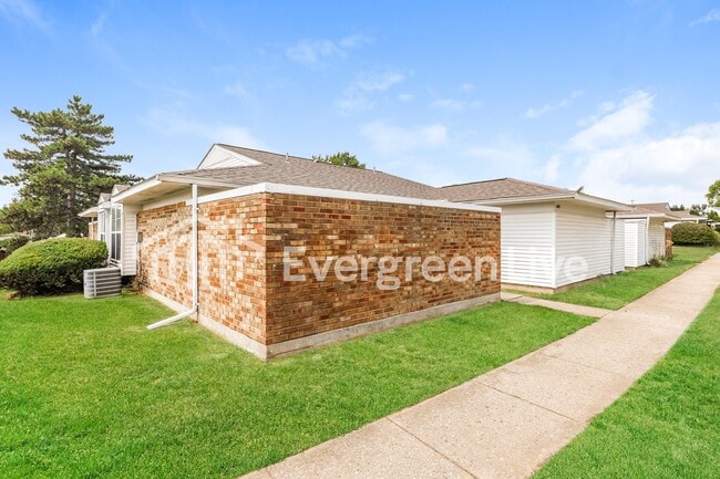 5887 Troy Villa Blvd in Dayton, OH - Building Photo - Building Photo