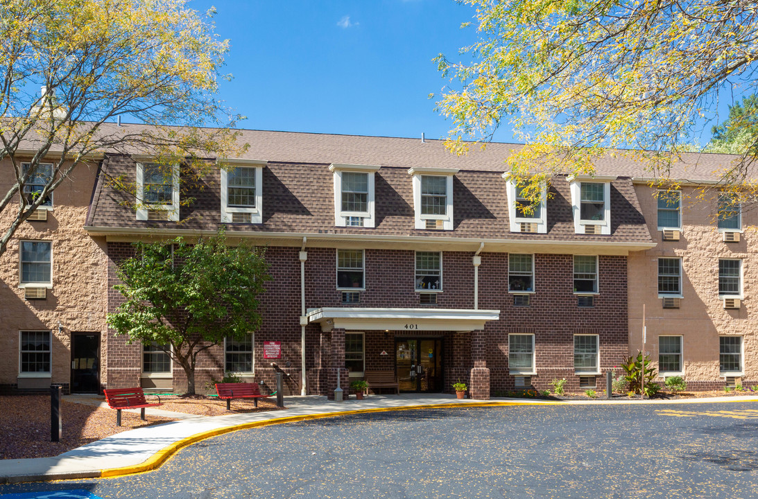 Oak Creek Village in East Brunswick, NJ - Building Photo