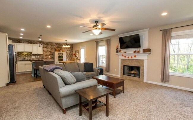 2089 Falling Leaves Lane in Lexington, KY - Building Photo - Building Photo