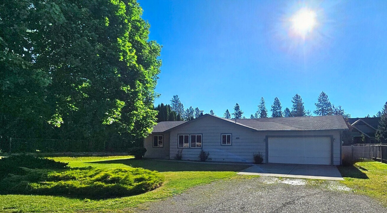 9656 Hillview Dr in Hayden, ID - Building Photo