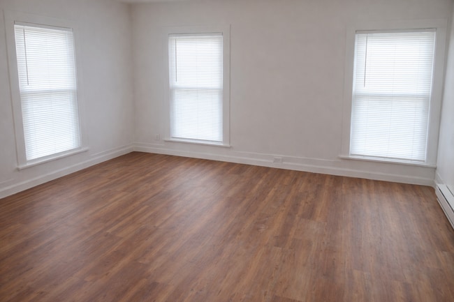 38 Prospect St, Unit Newly renovated 3 bedroom, 1 bathroom in Glens Falls, NY - Building Photo - Building Photo