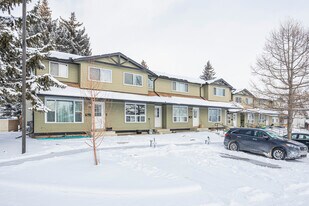 467 Queenston Hts SE in Calgary, AB - Building Photo