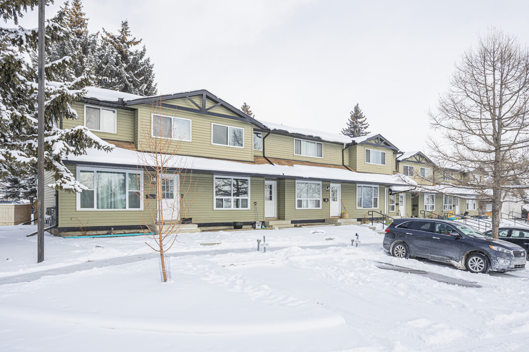 467 Queenston Hts SE in Calgary, AB - Building Photo