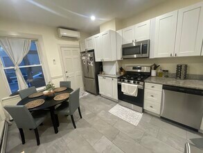 143 L St, Unit 1 in Boston, MA - Foto de edificio - Building Photo