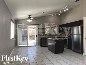 3035 W Melinda Ln, Unit 33-217 in Phoenix, AZ - Foto de edificio - Building Photo