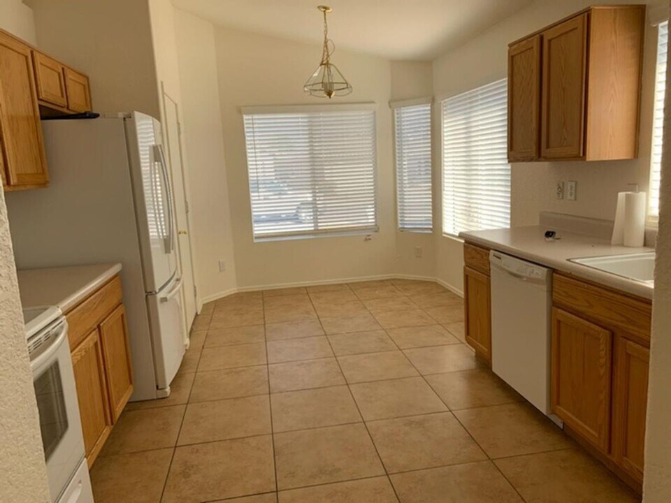 8989 N Arrington Dr in Tucson, AZ - Foto de edificio