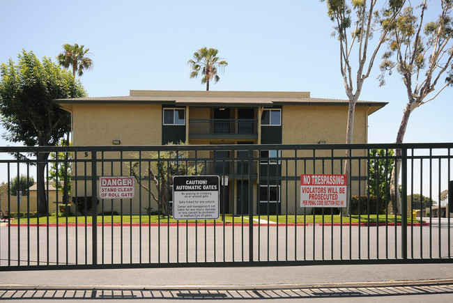 Villa Yorba Apartments in Huntington Beach, CA - Building Photo - Building Photo