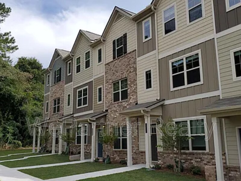 1055 Bayrose Cir in East Point, GA - Foto de edificio