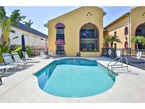 1732 Redwood St in Sarasota, FL - Foto de edificio - Building Photo