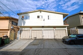 2391 Locust Ave in Long Beach, CA - Building Photo - Building Photo