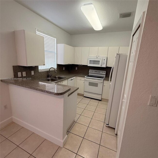 12185 SW 125th Ct in Miami, FL - Foto de edificio - Building Photo