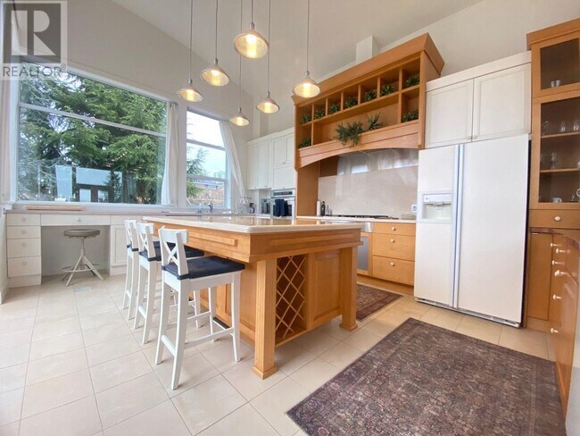 251-6 6th St W in North Vancouver, BC - Building Photo - Building Photo