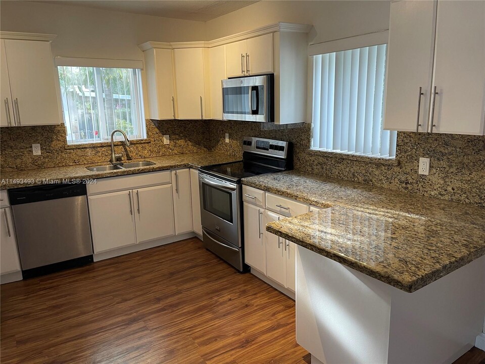 855 NE 143rd St in North Miami, FL - Foto de edificio