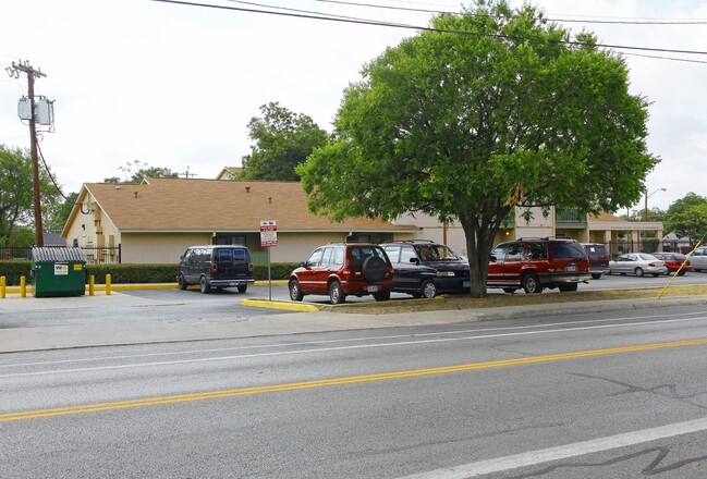 Sacred Heart Villa Apartments in San Antonio, TX - Building Photo - Building Photo