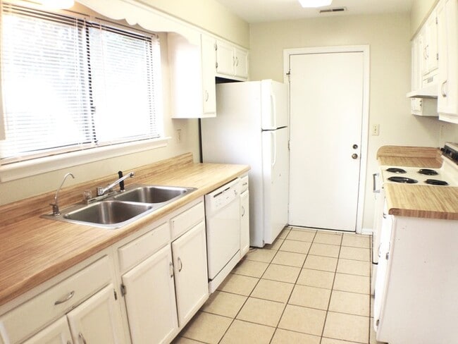 5436 Chatham Lake Dr in Virginia Beach, VA - Building Photo - Building Photo