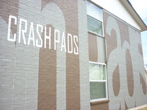 Crash Pads in Denton, TX - Foto de edificio - Building Photo