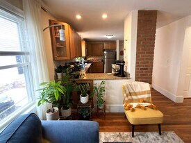 78 Ten Hills Rd, Unit 1 in Somerville, MA - Building Photo