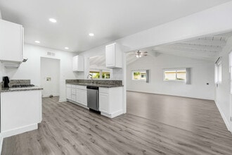 21733 Tuba St in Chatsworth, CA - Building Photo - Building Photo