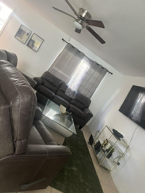 1446 Liholiho St, Unit A in Honolulu, HI - Foto de edificio - Building Photo