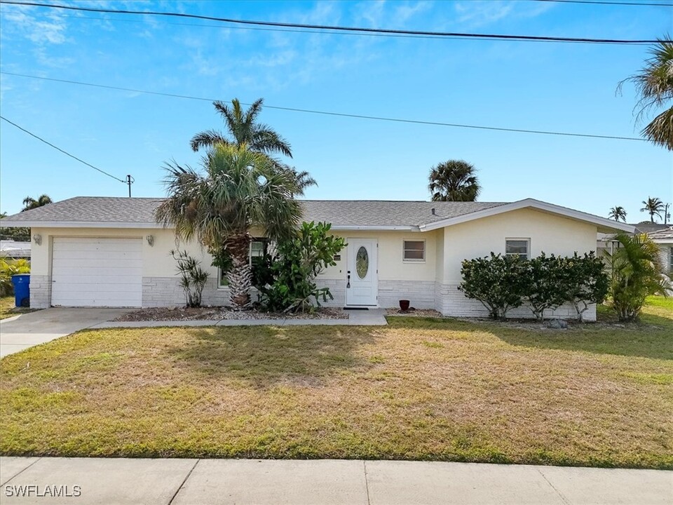 4555 Vinewood Cir in North Fort Myers, FL - Foto de edificio