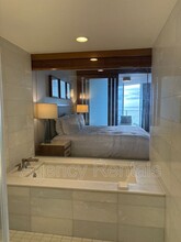383 Kalaimoku St in Honolulu, HI - Building Photo - Building Photo