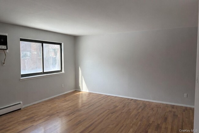 8 Charles Ln in Pomona, NY - Building Photo - Building Photo