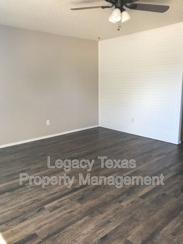 1419 W Kilpatrick St in Cleburne, TX - Building Photo - Building Photo