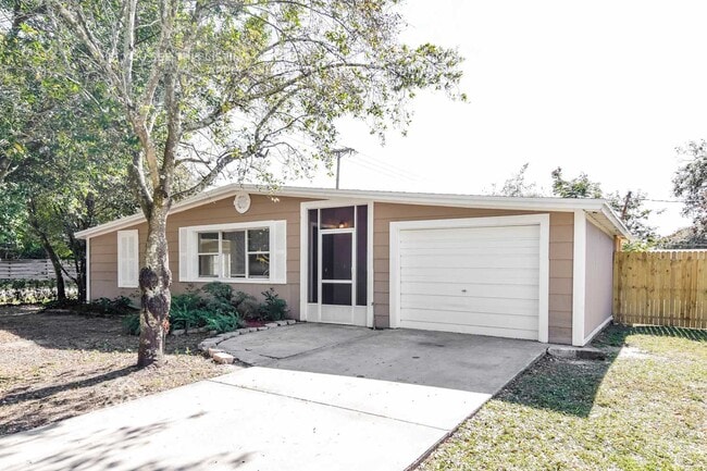 511 Sutton Pl in Brandon, FL - Foto de edificio - Building Photo