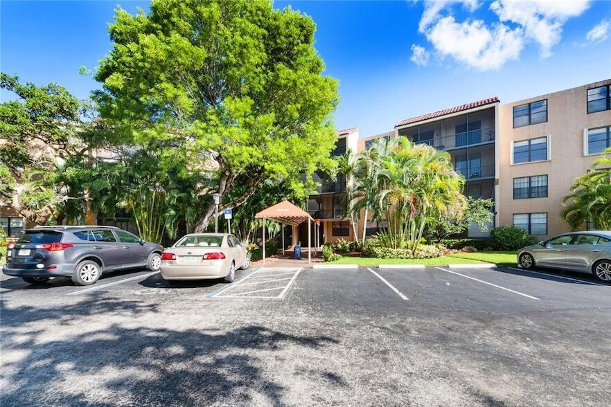 3800 N Hills Dr, Unit 304 in Hollywood, FL - Building Photo