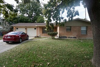 317 E Langley Blvd in Universal City, TX - Building Photo - Building Photo