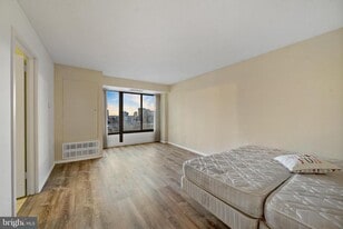 2001 Hamilton St in Philadelphia, PA - Building Photo