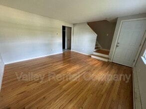 87 S Silver Ln in Sunderland, MA - Building Photo - Building Photo