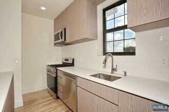 37 N Dean St in Englewood, NJ - Building Photo - Building Photo