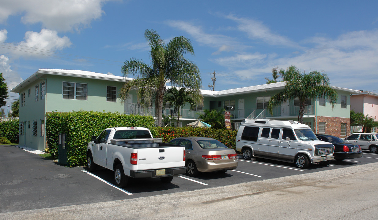 River Wood Apartments in Fort Lauderdale, FL - Building Photo