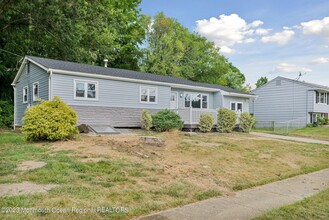 501 Bloomfield Dr in Westampton, NJ - Foto de edificio - Building Photo