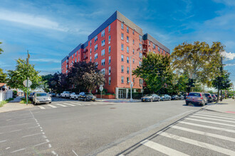 7402 43rd Ave in Elmhurst, NY - Foto de edificio - Building Photo