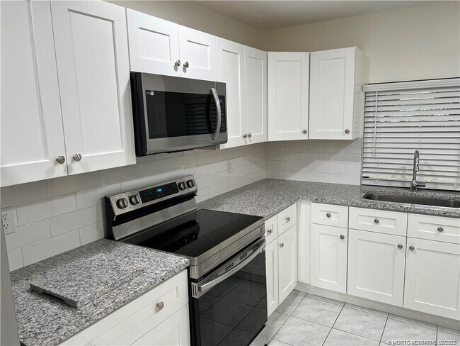property at 160 SE Lakehurst Dr