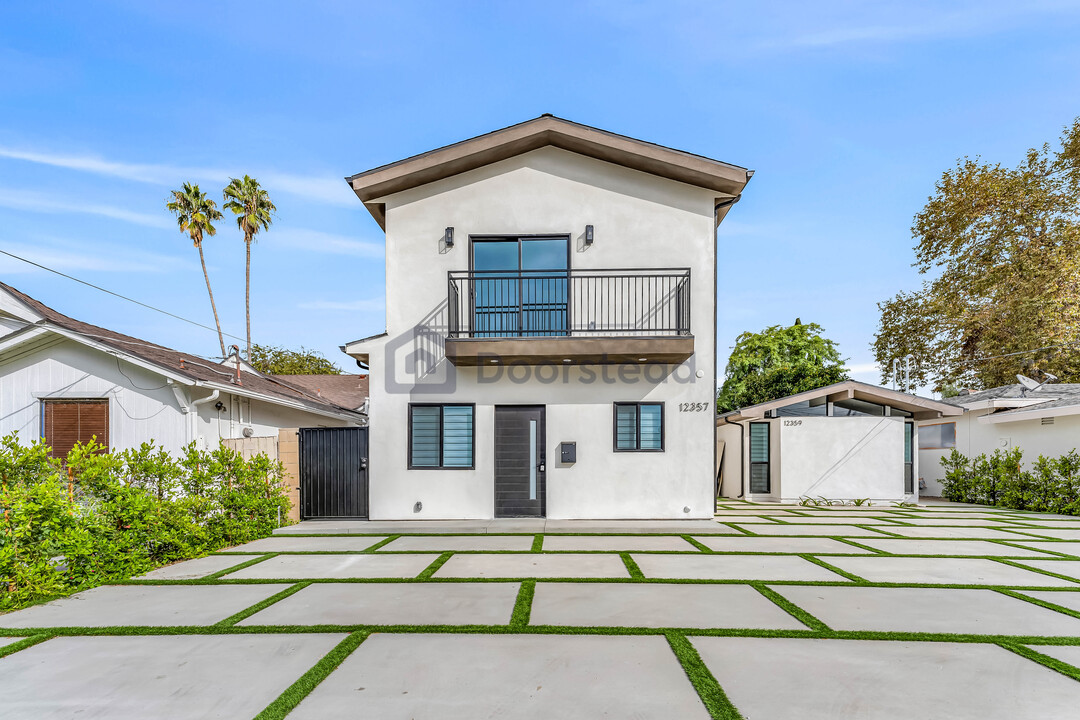 12357 Debby St in Los Angeles, CA - Building Photo